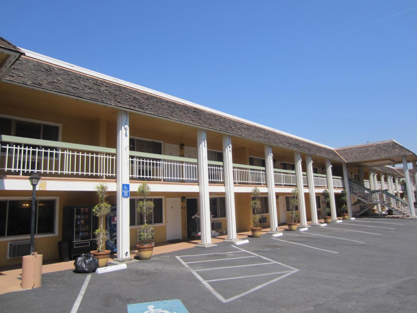 Caravelle Inn & Suites Main image 2